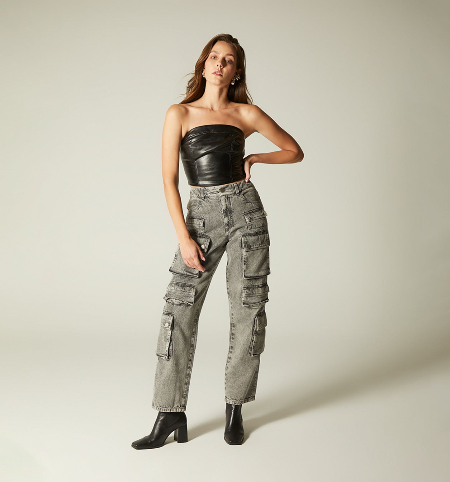 Blusa crop con cortes