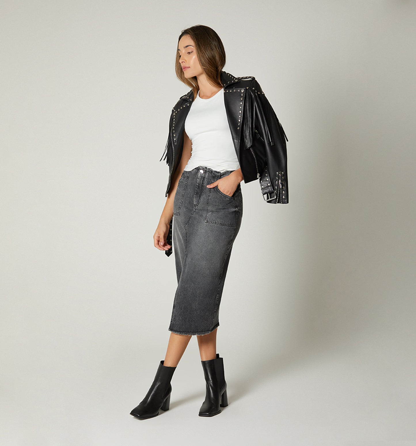 Falda midi con abertura, cintura y ruedo